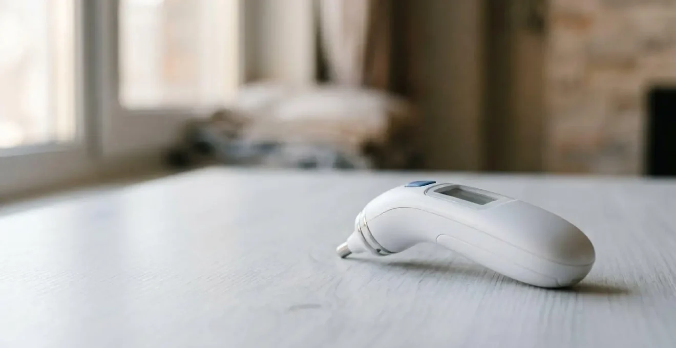 Thermomètre digital moderne posé sur une surface neutre dans un intérieur contemporain